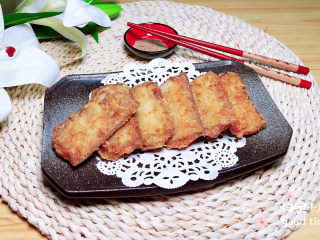 14、炸酥带鱼,将外酥里嫩的带鱼排盘上桌吧。