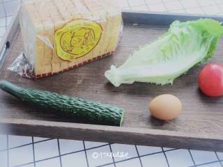1、家常西多士,准备吐司面包、生菜、黄瓜、鸡蛋、午餐肉