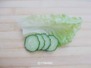 4、家常西多士,黄瓜切片，生菜用水清洗干净