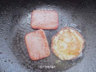 5、家常西多士,平底锅放少许植物油，把午餐肉，鸡蛋在平底锅中煎熟