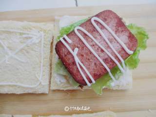 6、家常西多士,在切好的吐司片挤上沙拉酱，铺生菜+午餐肉+鸡蛋+黄瓜