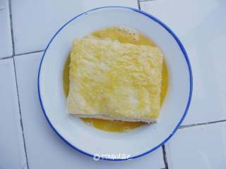 8、家常西多士,鸡蛋打散成蛋液倒入盘中（方便沾在吐司表面）均匀沾满一层蛋液