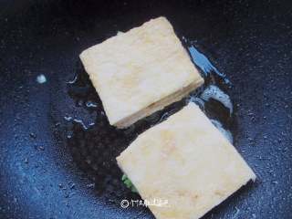 9、家常西多士,预热平底锅，倒入少许油，将裹满蛋液的吐司放入锅中；煎至两面蛋液金黄后，再竖起来把四个边也煎一下。