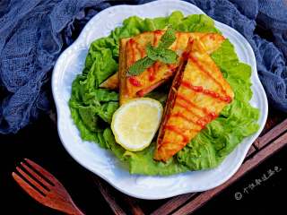 12、家常西多士,面包，鸡蛋，火腿，都是早餐的经典食物，西多士里这些都有了！