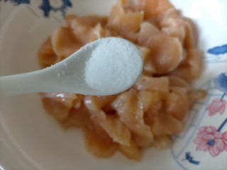 1、孜然鸡胸肉,加盐少许