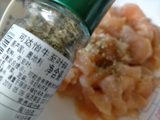 2、孜然鸡胸肉,加些调料