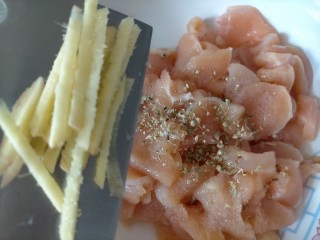 3、孜然鸡胸肉,生姜丝