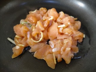 4、孜然鸡胸肉,大蒜爆香后可以倒入腌制好的鸡胸肉