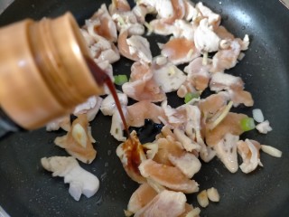 5、孜然鸡胸肉,翻炒期间加入少许生抽或者味极鲜