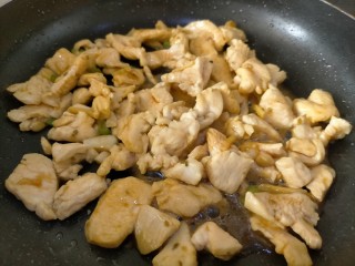 6、孜然鸡胸肉,翻炒至无血色