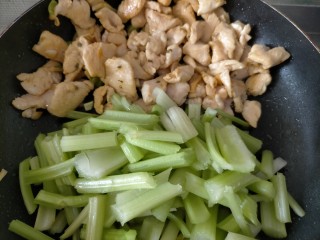 7、孜然鸡胸肉,将肉推到一边，另一边倒入芹菜