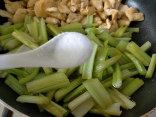 8、孜然鸡胸肉,在芹菜上加少许盐翻炒均匀，肉那边不要加到，腌制的时候已经加过了