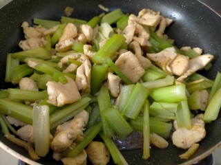 9、孜然鸡胸肉,芹菜变软就可以与肉混合翻炒