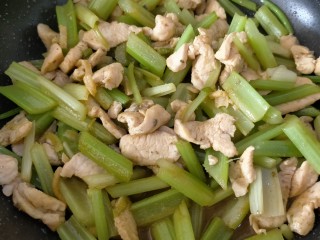 12、孜然鸡胸肉,翻炒均匀后即可出锅啦