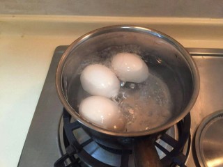 1、黄金焗虾-芝士焗虾,三个蛋煮熟,煮到十分熟的白煮蛋。