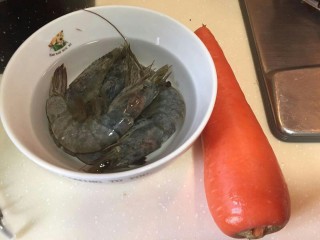 2、黄金焗虾-芝士焗虾,买来新鲜大虾洗干净