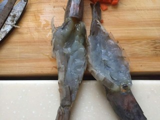 3、黄金焗虾-芝士焗虾,虾开背,去除虾线虾头用盐腌制,等烤箱烤出来后,虾头会更加鲜美哦。