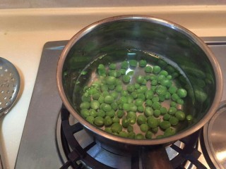 5、黄金焗虾-芝士焗虾,小青豆也是煮一分钟左右就可以快速捞出了。煮好的小青豆都不不但色泽碧绿。,而且味道也超好。