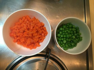 6、黄金焗虾-芝士焗虾,准备已经煮熟的小胡萝卜,小青豆凉凉待用。