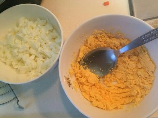 7、黄金焗虾-芝士焗虾,煮好白煮蛋后,蛋白切碎,蛋黄碾碎