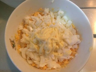 8、黄金焗虾-芝士焗虾,然后再混合在一起,加入适量的色拉酱。