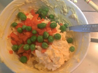 10、黄金焗虾-芝士焗虾,加入少许青豆,胡萝卜丁。