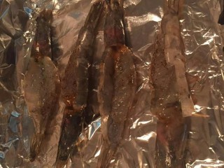 12、黄金焗虾-芝士焗虾,虾放在烤盘上,少许盐和少许胡椒调味。