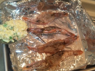 13、黄金焗虾-芝士焗虾,烤箱上火200°先烤十分钟。把虾烤到半熟后再虾背中加入鸡蛋色拉酱