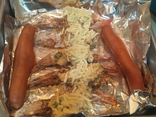 14、黄金焗虾-芝士焗虾,我喜欢再烤的时候加入少许起司碎考出来会更加香(旁边是两根烤肠。)继续放入烤箱再烤5-7分钟