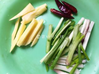 2、金牌葱姜巧烹蛏,准备好葱姜和干辣椒，小葱切段，姜切丝。
