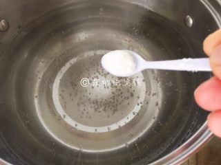 3、金牌葱姜巧烹蛏,锅里水烧开，加少许的盐，然后把蛏子放进去。