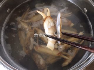 4、金牌葱姜巧烹蛏,烫至蛏子开口，捞出。