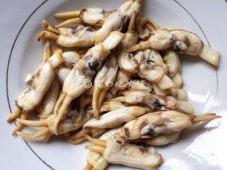 5、金牌葱姜巧烹蛏,随后，把肉肉挖出来。