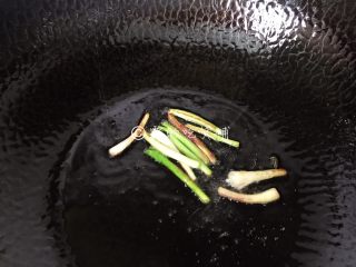 6、金牌葱姜巧烹蛏,接着，先做个葱油，油入锅，放适量的葱白段进去，小火煸至香味出来。