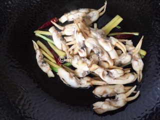 8、金牌葱姜巧烹蛏,把蛏子肉放进去，爆炒。