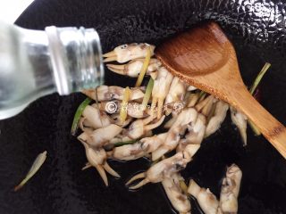 9、金牌葱姜巧烹蛏,加1勺白酒。