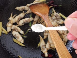 11、金牌葱姜巧烹蛏,再加一点点的糖。