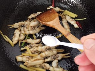 10、金牌葱姜巧烹蛏,盐。