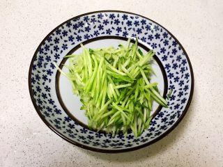 2、瓜丝肉末拌凉皮,把黄瓜切成丝