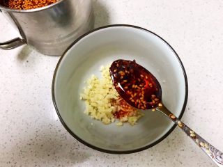 6、瓜丝肉末拌凉皮,加入1小勺红辣油