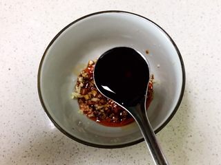 8、瓜丝肉末拌凉皮,加入1小勺老陈醋