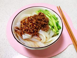 18、瓜丝肉末拌凉皮,加入碗汁，瓜丝肉末凉皮就做好了~