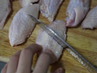 2、干锅麻辣鸡翅,鸡翅洗净背部划两刀