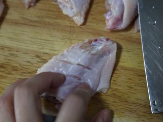 3、干锅麻辣鸡翅,反过来也划两刀