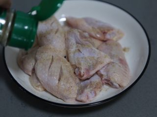 4、干锅麻辣鸡翅,用少许盐、胡椒粉、料酒腌制一会