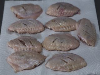 7、干锅麻辣鸡翅,鸡翅厨房纸吸干表面水分