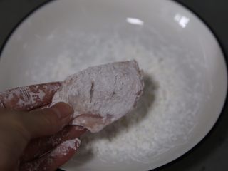 8、干锅麻辣鸡翅,裹上一层薄薄的干淀粉