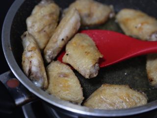 10、干锅麻辣鸡翅,将鸡翅煎熟煎透,煎至两面都呈焦黄色