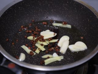 12、干锅麻辣鸡翅,锅子重新倒油,烧热后爆香姜蒜、花椒桂皮