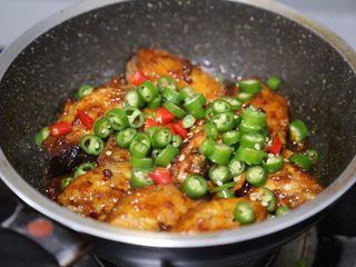 17、干锅麻辣鸡翅,煮至汤汁慢慢收紧,加入青红辣椒